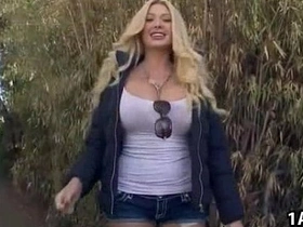 Summer Brielle flaunts her big ass in a hot sex video